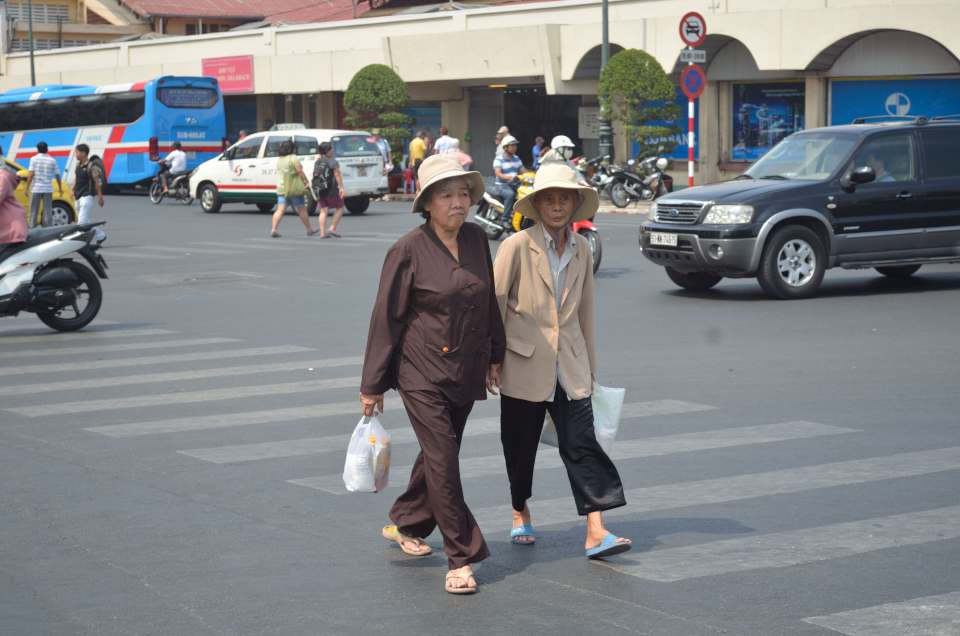 Ho Chi Minh City Day Tour-Vietnamese Walking on the Street