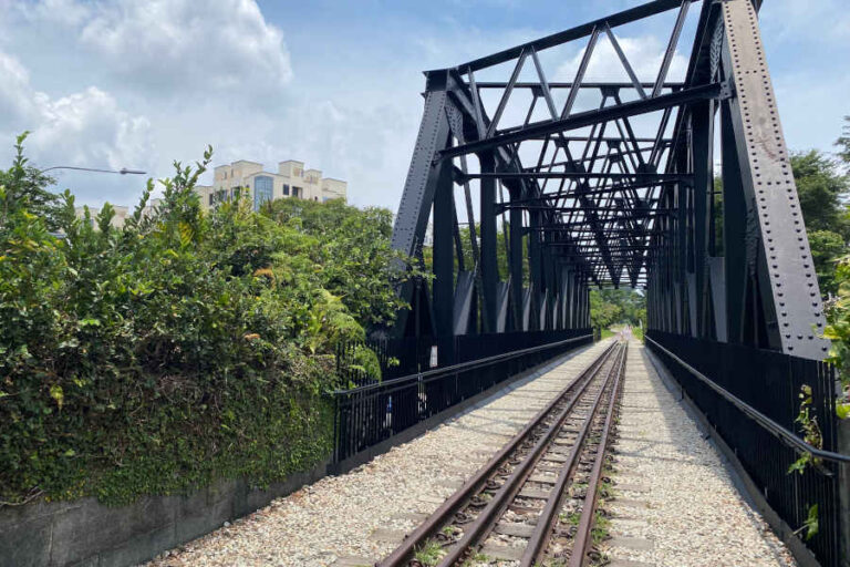 a-walk-through-green-corridor-singapore-the-gees-travel