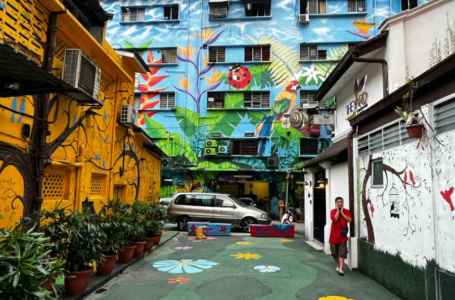 Explore Jalan Alor KL Street Art Collections • The Gees Travel