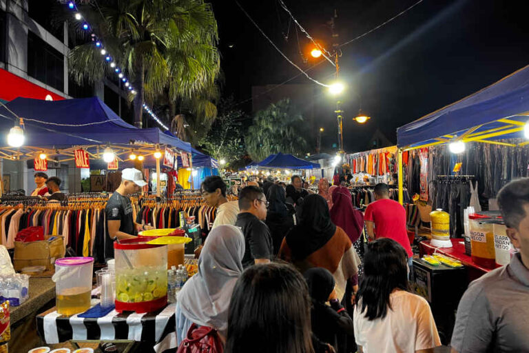 Pasar Karat JB Night Market Experience • The Gees Travel