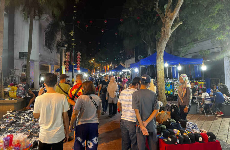 Pasar Karat JB Night Market Experience • The Gees Travel