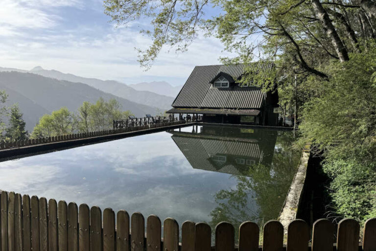 Reflection Pool Xueshan Trailhead Station