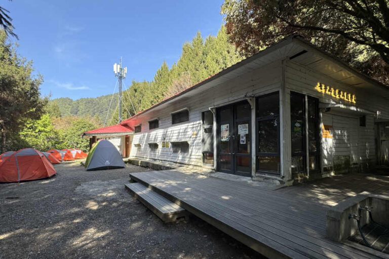 Qika Cabin At Xueshan East Peak Hike