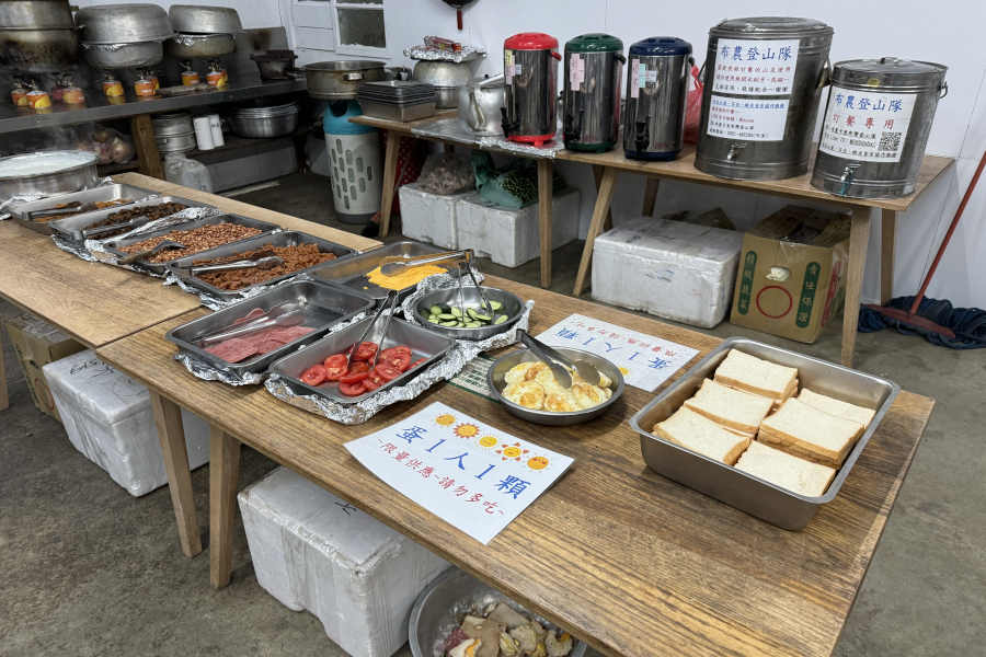 Breakfast Xueshan East Peak Hike