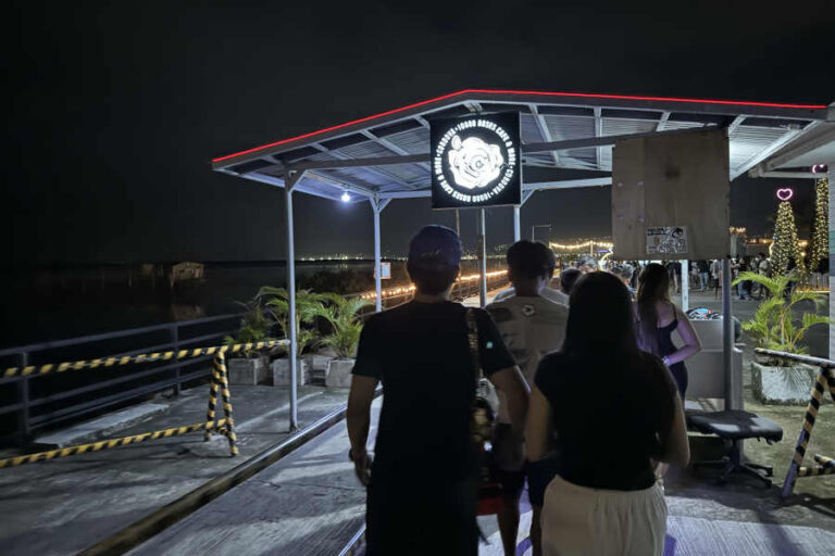 Main Entrance To 10000 Roses Cordova