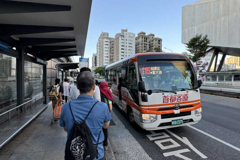 Bus Stop At Jiantan Station Bus 15 To Yangmingshan National Park
