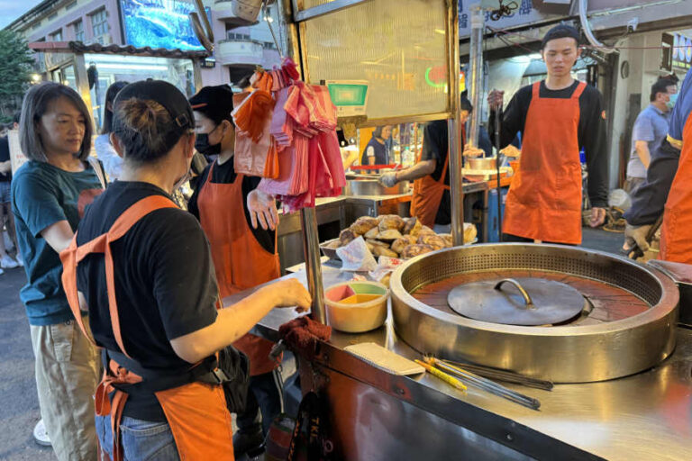 Black Pepper Buns Shop At Raohe Night Market Taipei